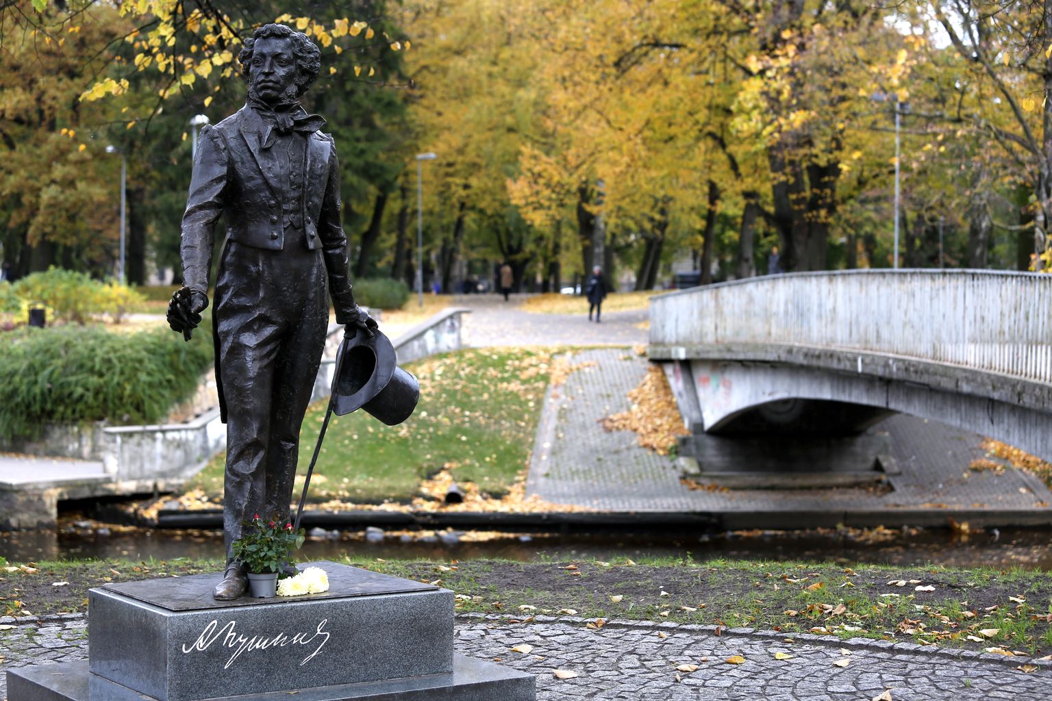 Krievu dzejnieka Aleksandra Puškina piemineklis Kronvalda parkā.