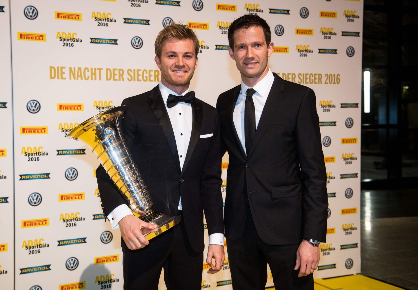 Sebastien Ogier (paremal) koos tänavuse vormel-1 sarja maailmameistri Nico Rosbergiga.
