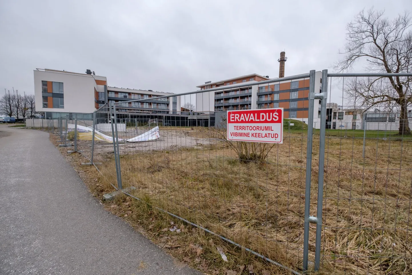 Pärnu linnavalitsus andis Lootsi 10 kinnistule vabatahtlike päästjate maja püstitamiseks ehitusloa tänavu veebruaris. Samal ajal anti välja ka tee-ehitusluba, rajamaks Lootsi tänava pikendus.