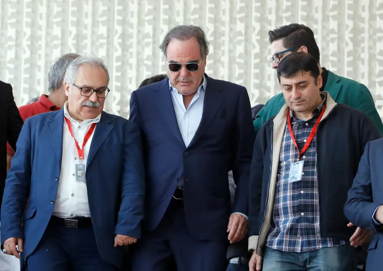 Oliver Stone (keskel)