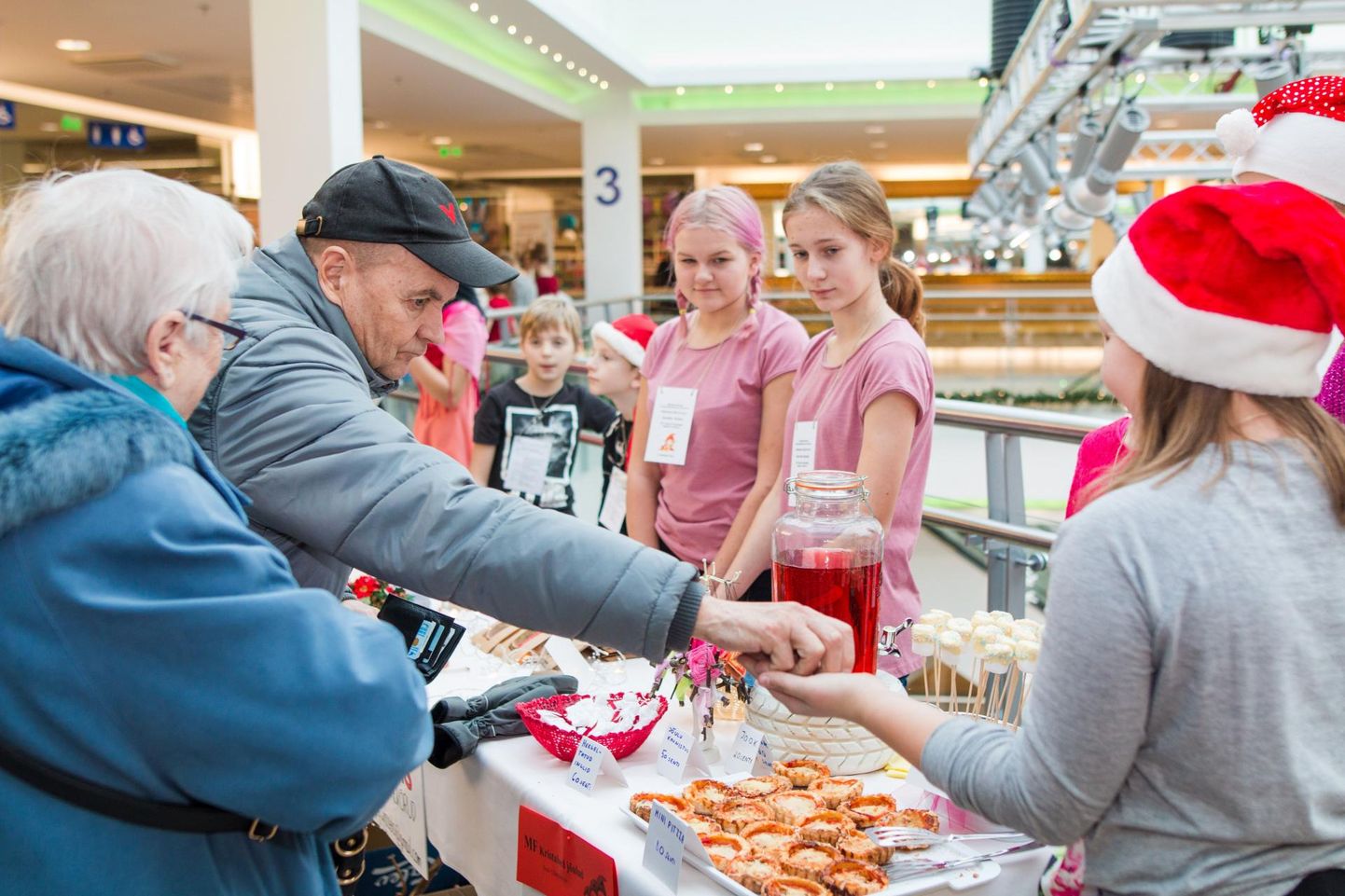 Õpilasfirmade jõululaadal esitlevad tooteid ja teenuseid 198 koolijütsi Pärnust, pealinnast, Rõugest, Setu- ja Võrumaalt.