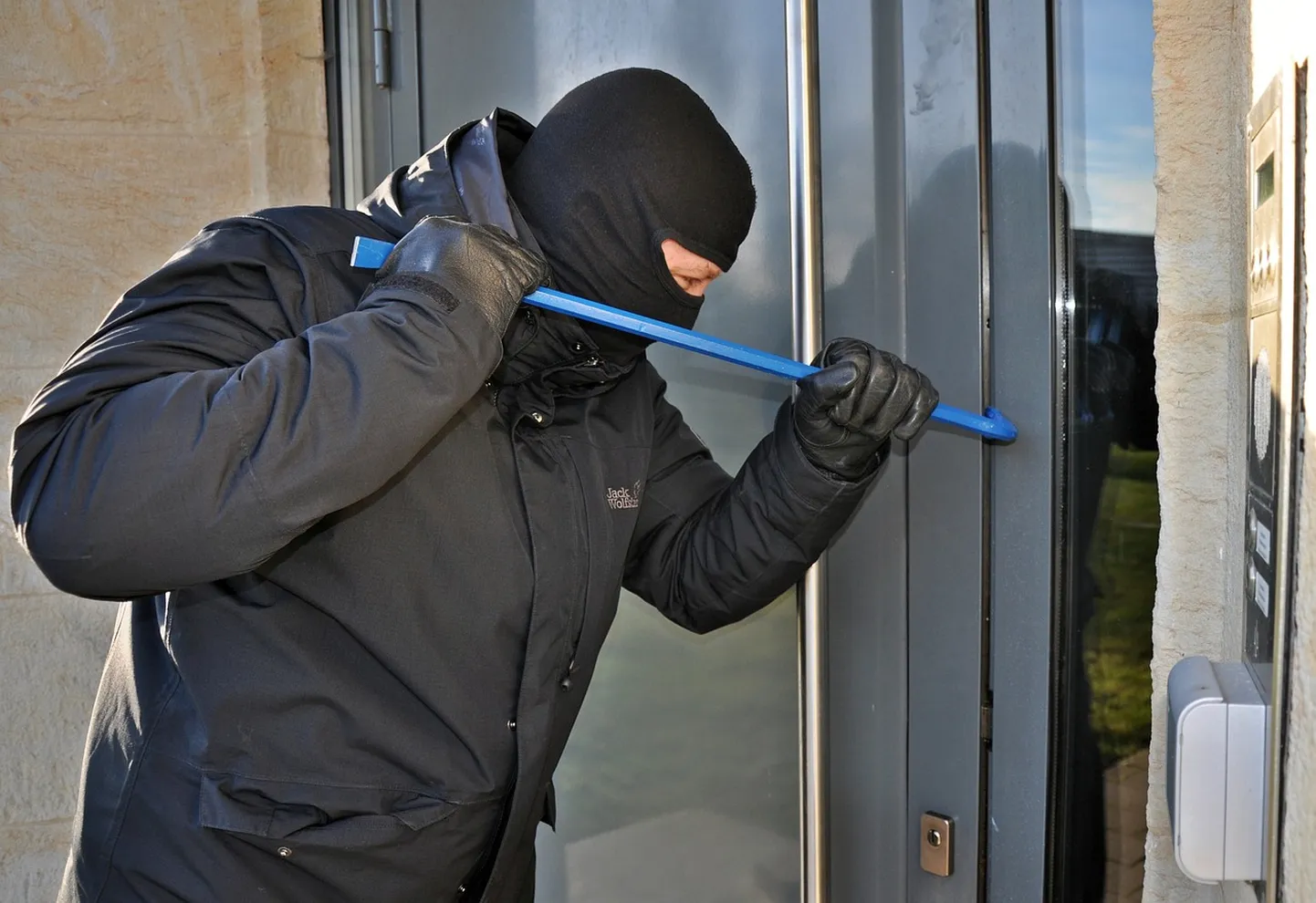 Жертва первоапрельской шутки вызвала полицию, а «грабителями» оказались друзья.