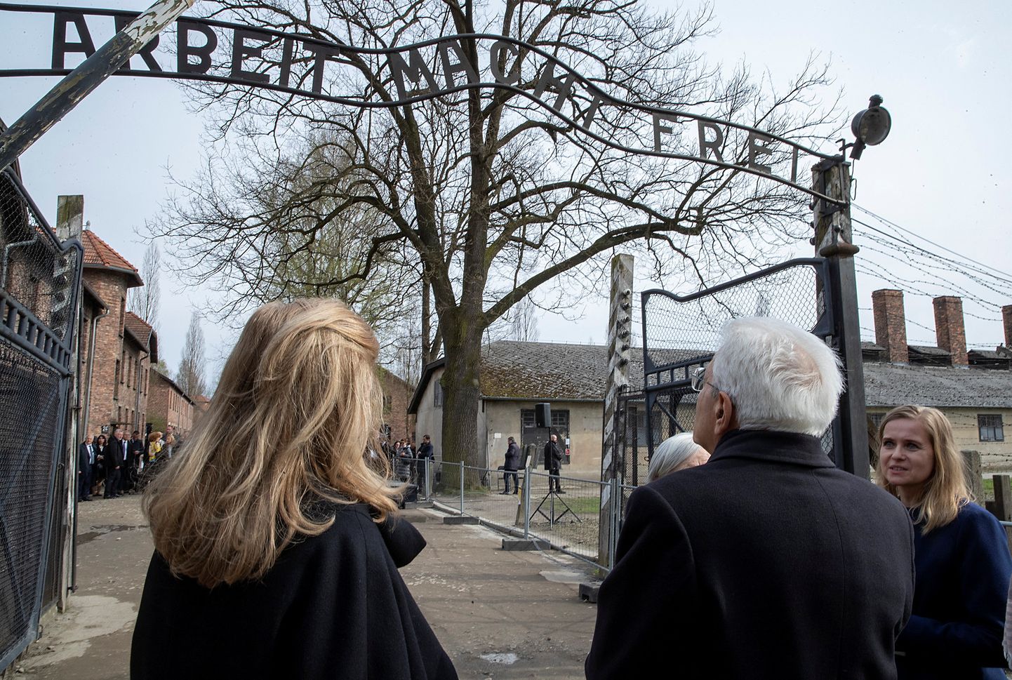 Itaalia president Sergio Mattarella külastas 18. aprillil Auschwitz-Birkenau memoriaali ja muuseumi riigivisiidi käigus Poola.