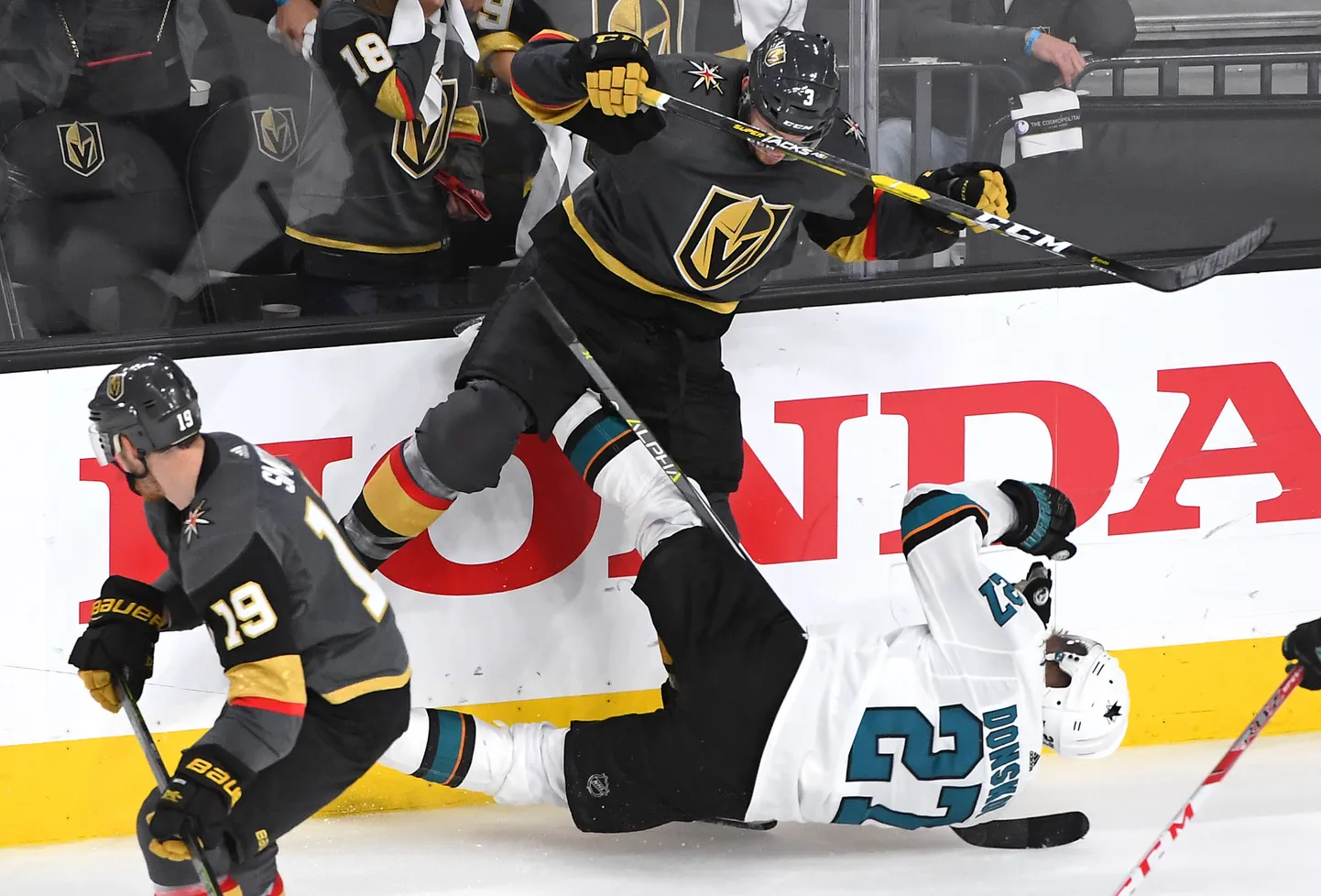 Soomlane Joonas Donskoi sai eile kanadalase Brayden McNabbi  käest korraliku paugu