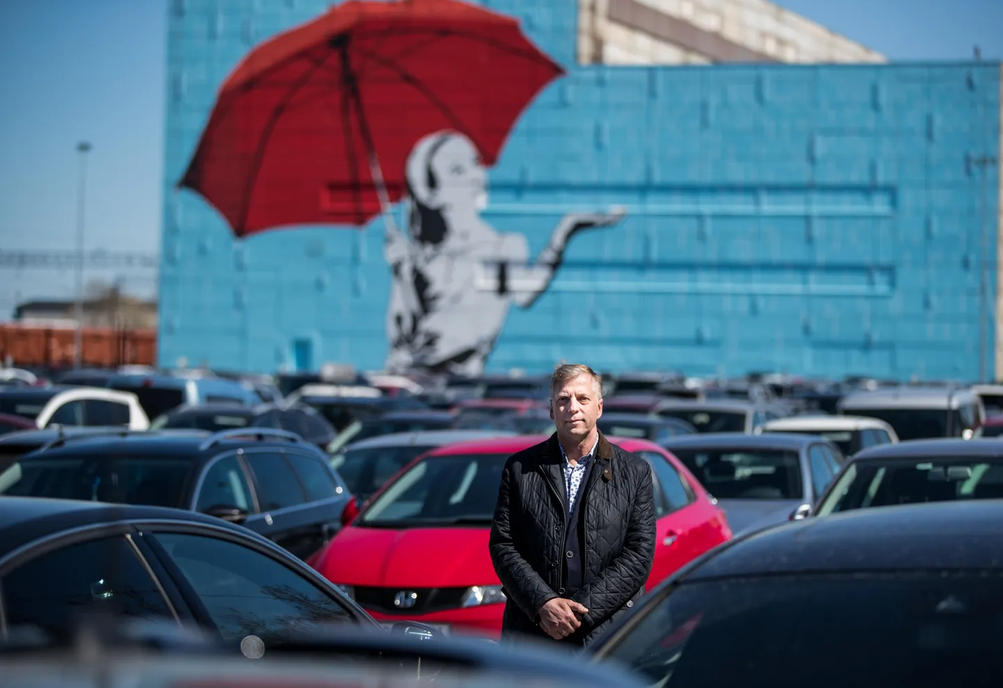 Metsatööstur Margus Kohava oma töökoha lähistel Ülemiste Citys, kus ei paista ühtki puud. Ainult autod, betoon ja asfalt. Elupõlise, teist põlve metsamehena oskab ta Eesti metsa väärtust hinnata.