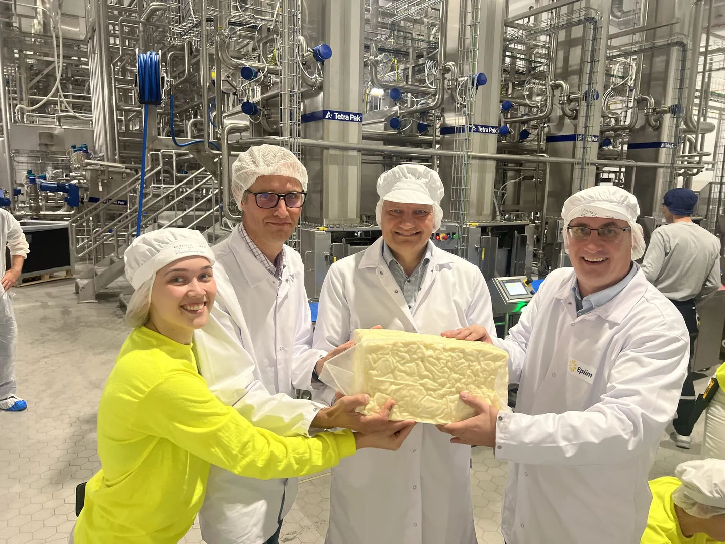 Fotol vasakult: Marjan Tamm (juustuoperaator); Erki Laimets (ehituse projektijuht); Jaanus Murakas (E-Piima juhatuse esimees); Randel Veerits (E-Piima Paide tehase direktor).