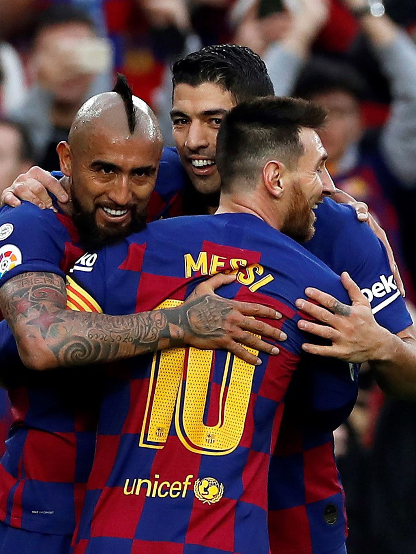 Barcelona pallurid Arturo Vidal, Luis Suarez ja Lionel Messi.