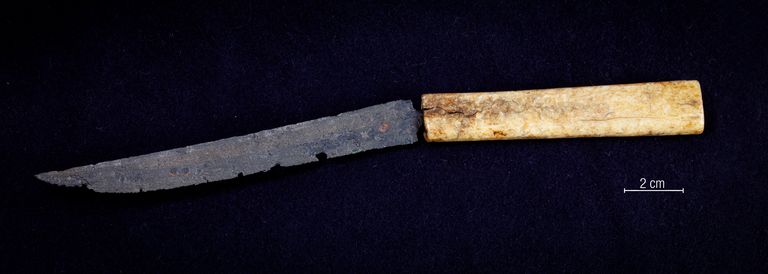 Pikk 47 / Vaimu 2 kinnistu kaevamistelt leitud morsakihvast käepidemega nuga