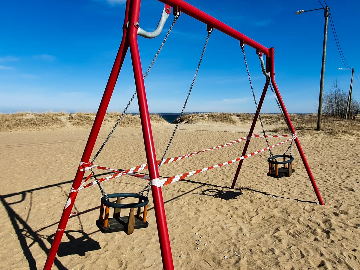 Закрытые игровые и спортивные площадки на пляже Пикакари.