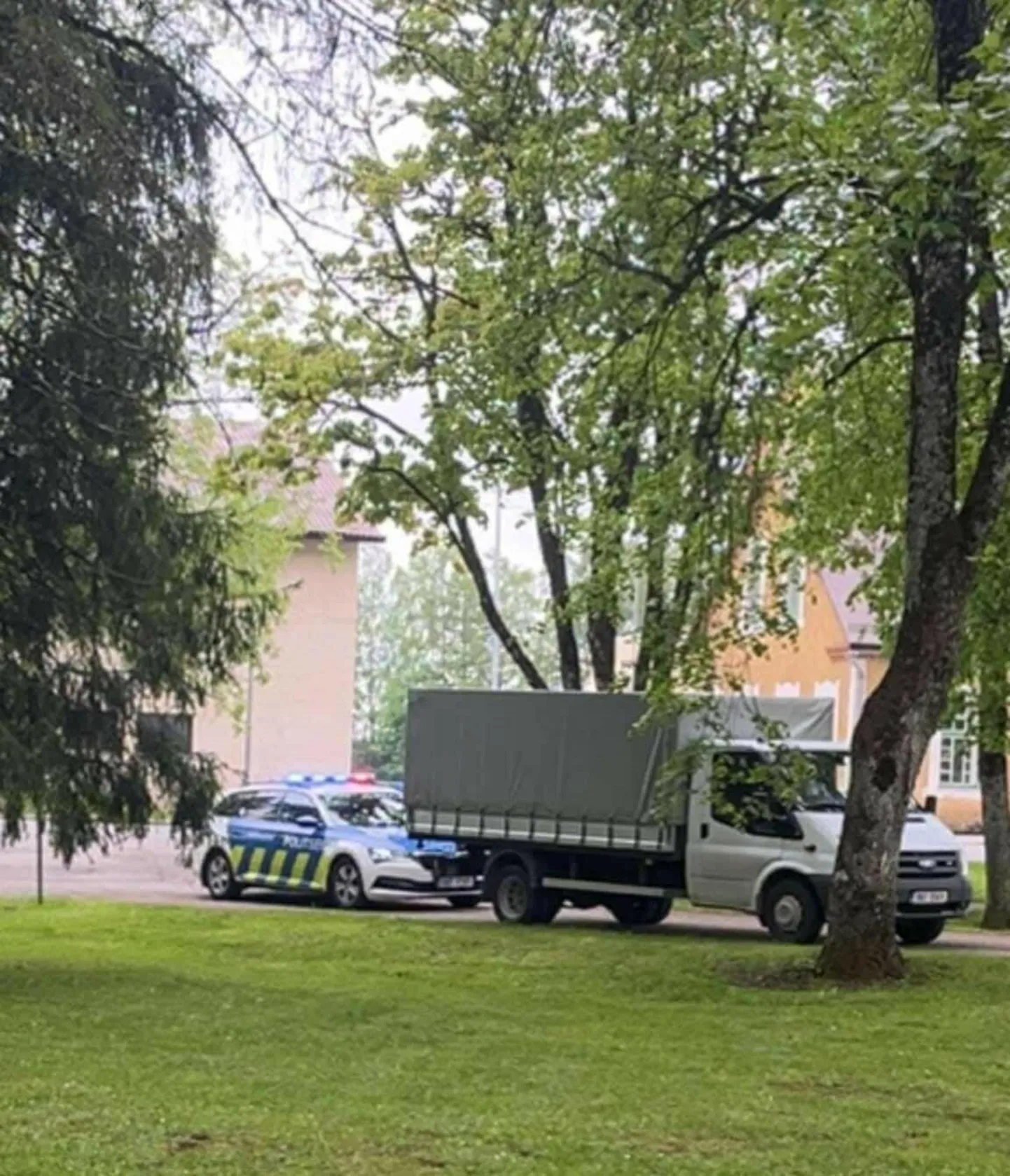 Politsei avastas, et kolimisauto furgoonis viibisid mööblitükkide vahel ka kolm koolinoort.