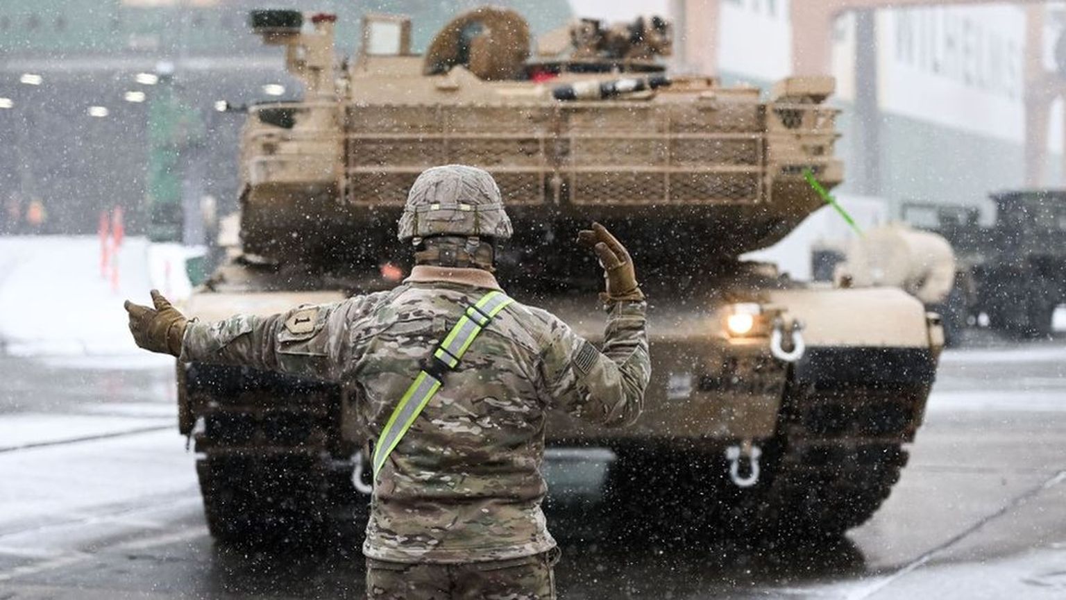 Украина получит американские танки M1 Abrams, но не сразу. На снимке - выгрузка M1A2 Abrams в Польше