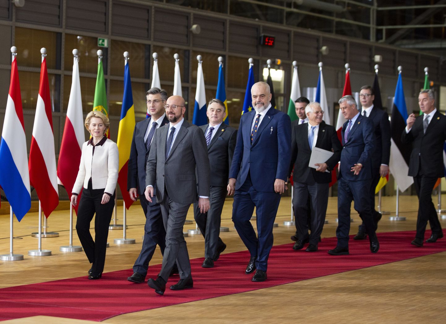 ELi liidrid Lääne-Balkani riikide valitsusjuhtidega 16. veebruaril Brüsselis. ELi-Lääne-Balkani tippkohtumine toimub olude sunnil üle videosilla.