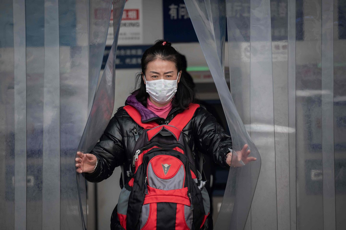 Näomaskis naine lahkumas Pekingi raudteejaamast 27. jaanuaril.