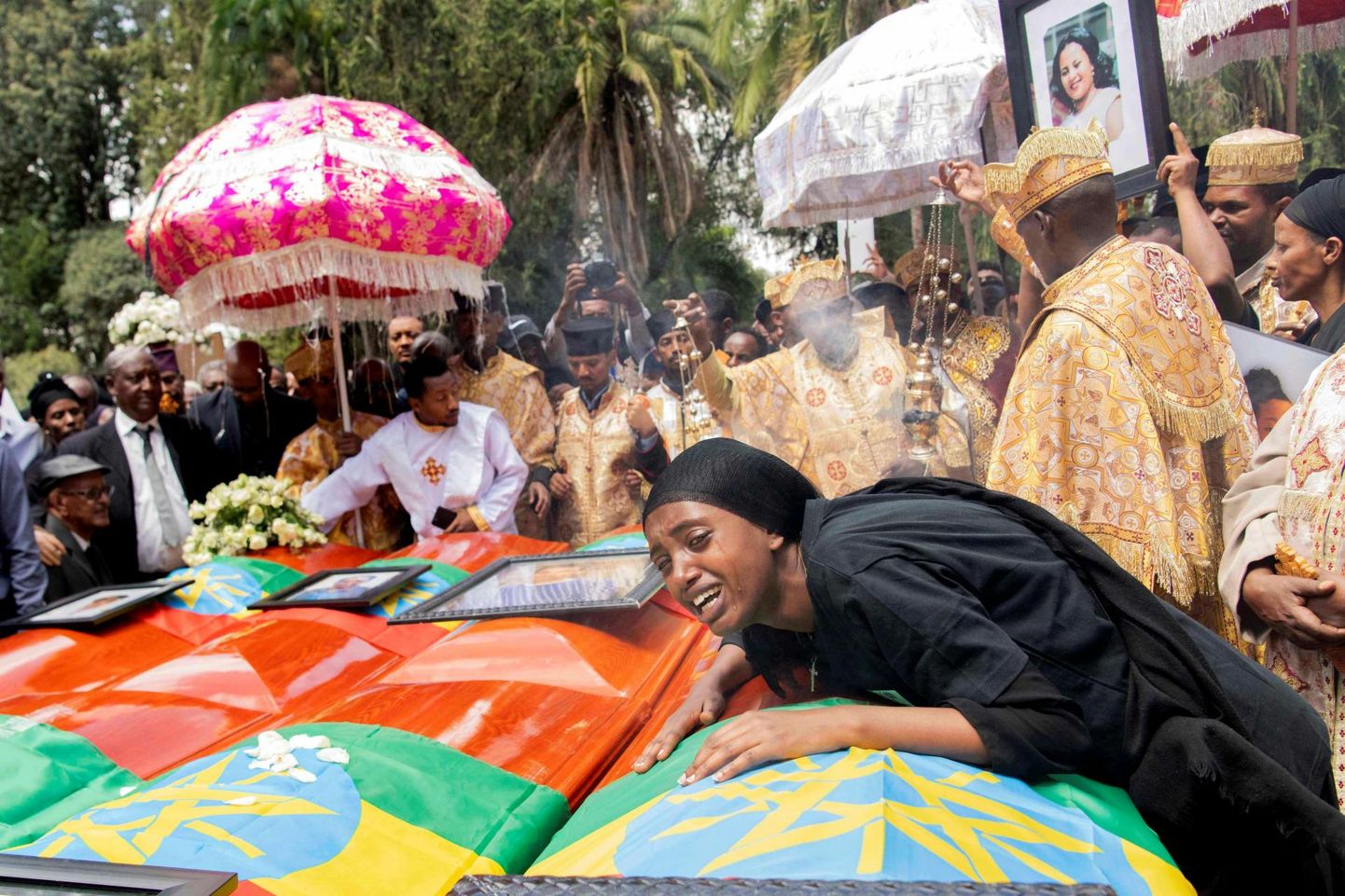 Pühapäeval maeti Addis Abebas lennutragöödia ohvrite mälestamiseks 17 tühja kirstu.