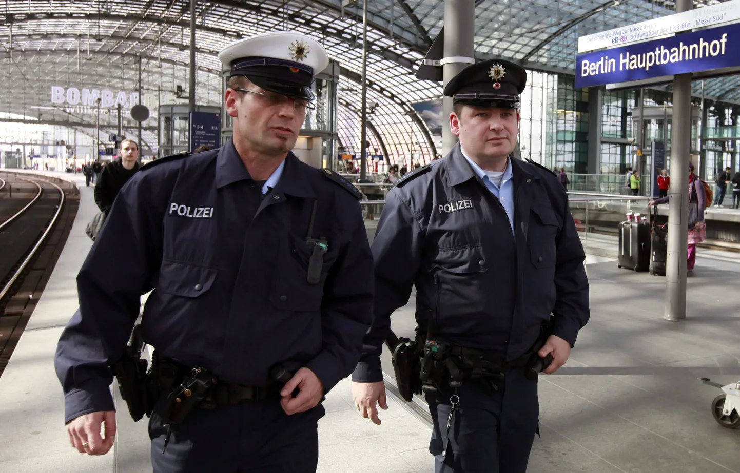 Saksa föderaalpolitseinikud täna Berliini pearaudteejaamas. Hauptbahnhof on väidetavalt üks sihtmärkidest, mida islamiäärmuslased kavandavad rünnata.