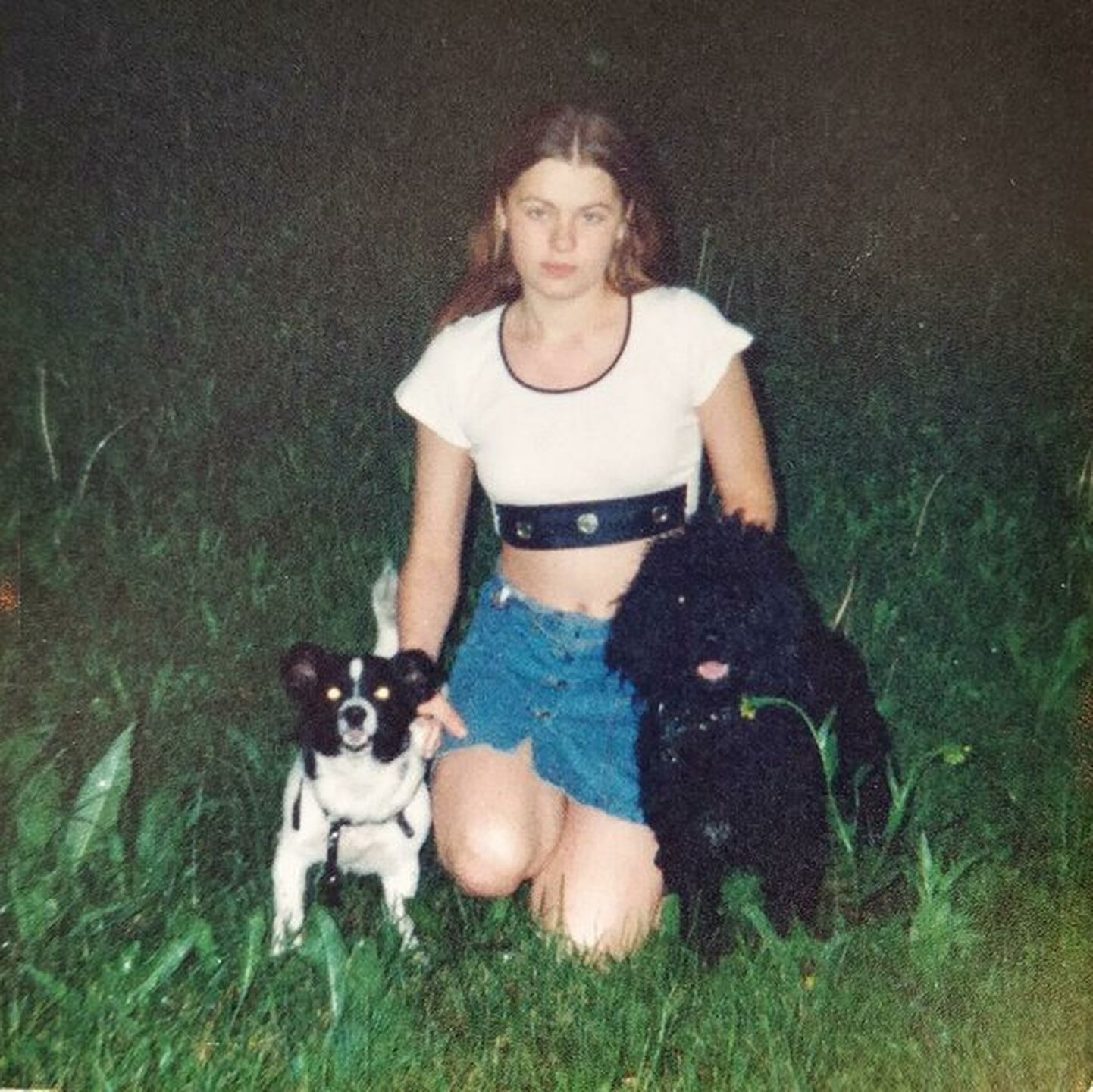 15-aastane Evelyn koos oma koerte Tipi ja Poisiga.