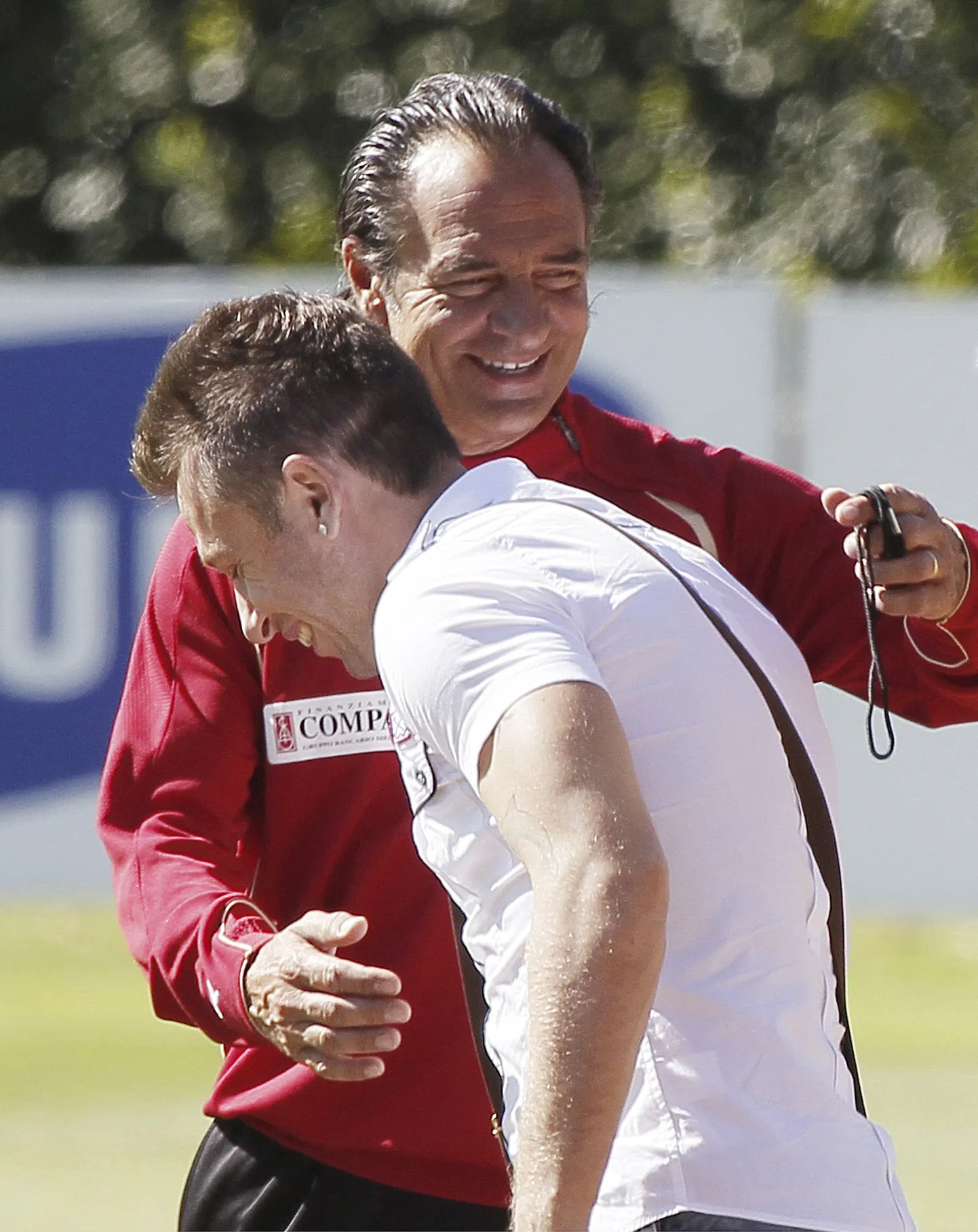 Cesare Prandelli (tagumine) koos Itaalia koondise ründaja Antonio Cassanoga.