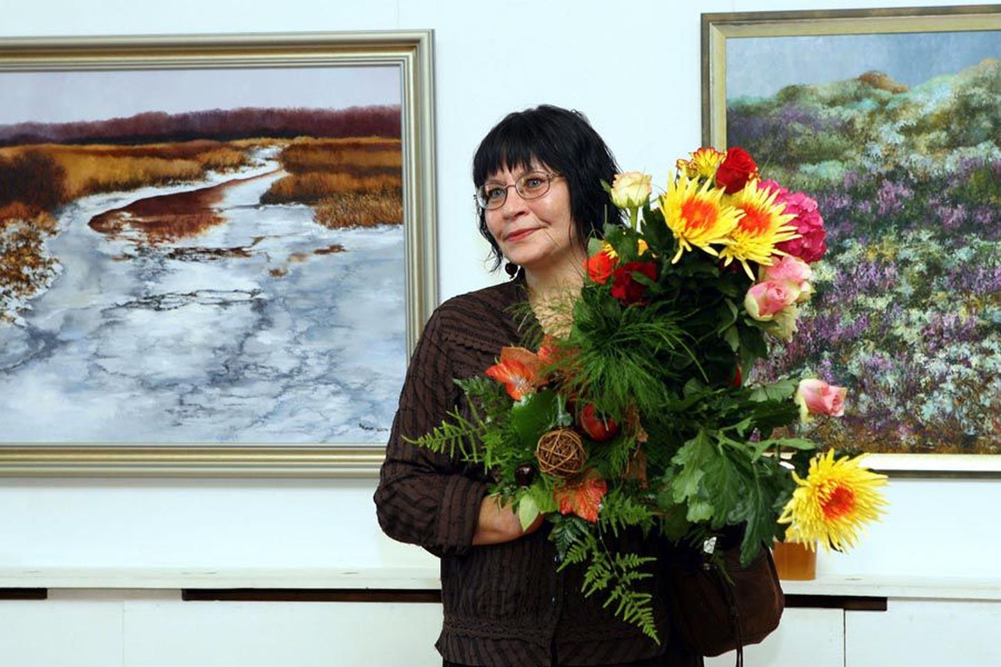 Evi Kaur päris ja maalitud lilledega oma näituse avamisel.