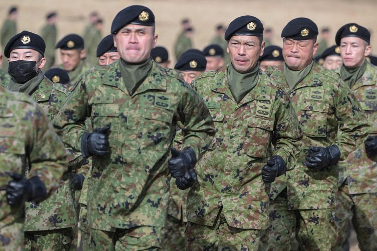 Японские солдаты после совместных учений с партнерами из США, Великобритании, Канады и Германии.