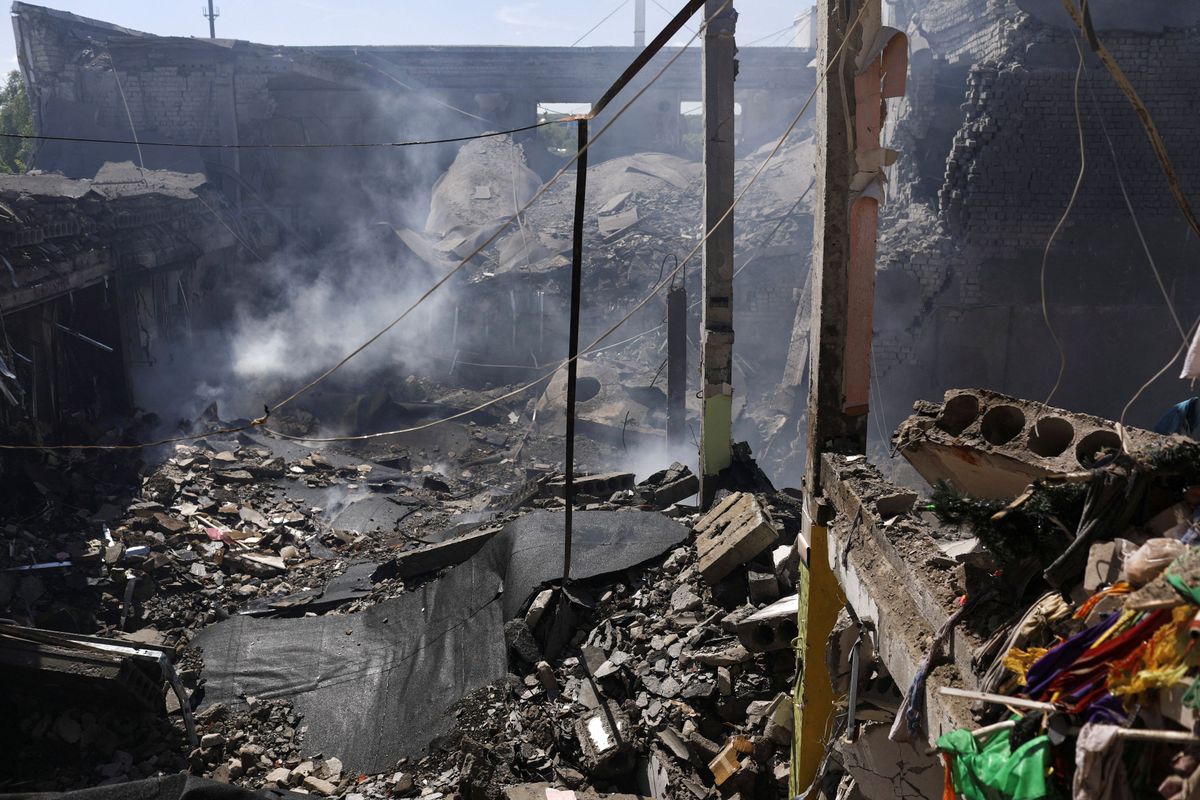 Harkivi oblastis Derhatši linnas täna Vene pommitamise käigus hävitatud kultuurimaja, mis tegutses humanitaarabi jagamisega.