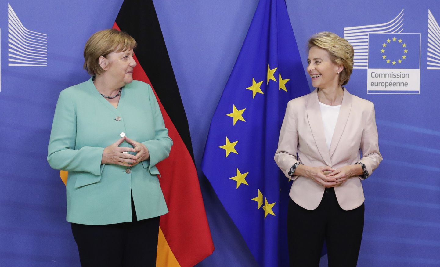 Angela Merkele un Ursula fon der Leiena. 