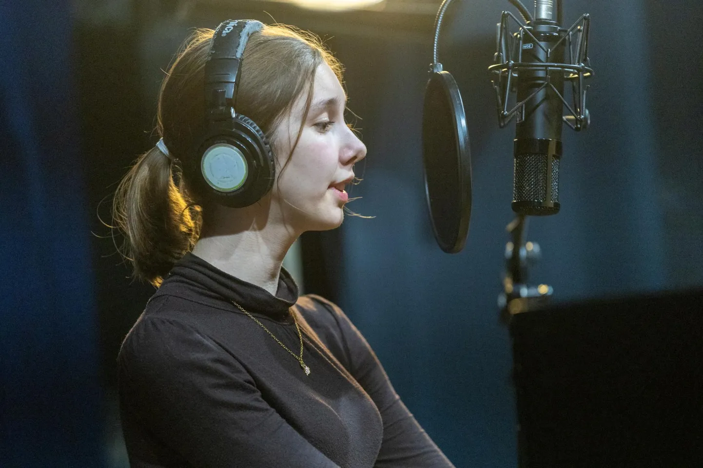 Leegi Brigitte Kais albumi salvestamisel Kadrina rahvamajas.