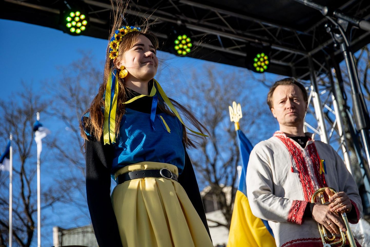 Eesti-Ukraina folkmuusika ansambli Svjata Vatra solist Ruslan Trochynskyi esines meeleavaldusel Ukraina toetuseks.