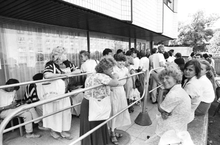 Viisajärjekord Soome saatkonna ees Tallinnas Liivalaia tänaval 31. juulil 1991. Foto:
