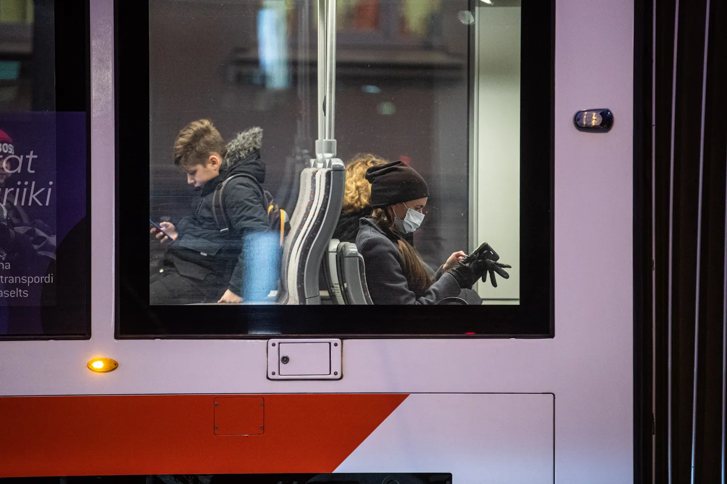 Maskidega inimesed tänavatel ja ühistranspordis