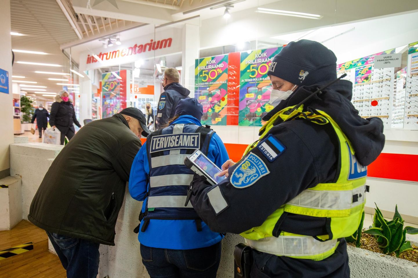 Terviseamet kontrollis koos politseiga, kuidas koroonareegleid täidetakse. See reid oli Viljandis 2021. aasta
8. detsembril.