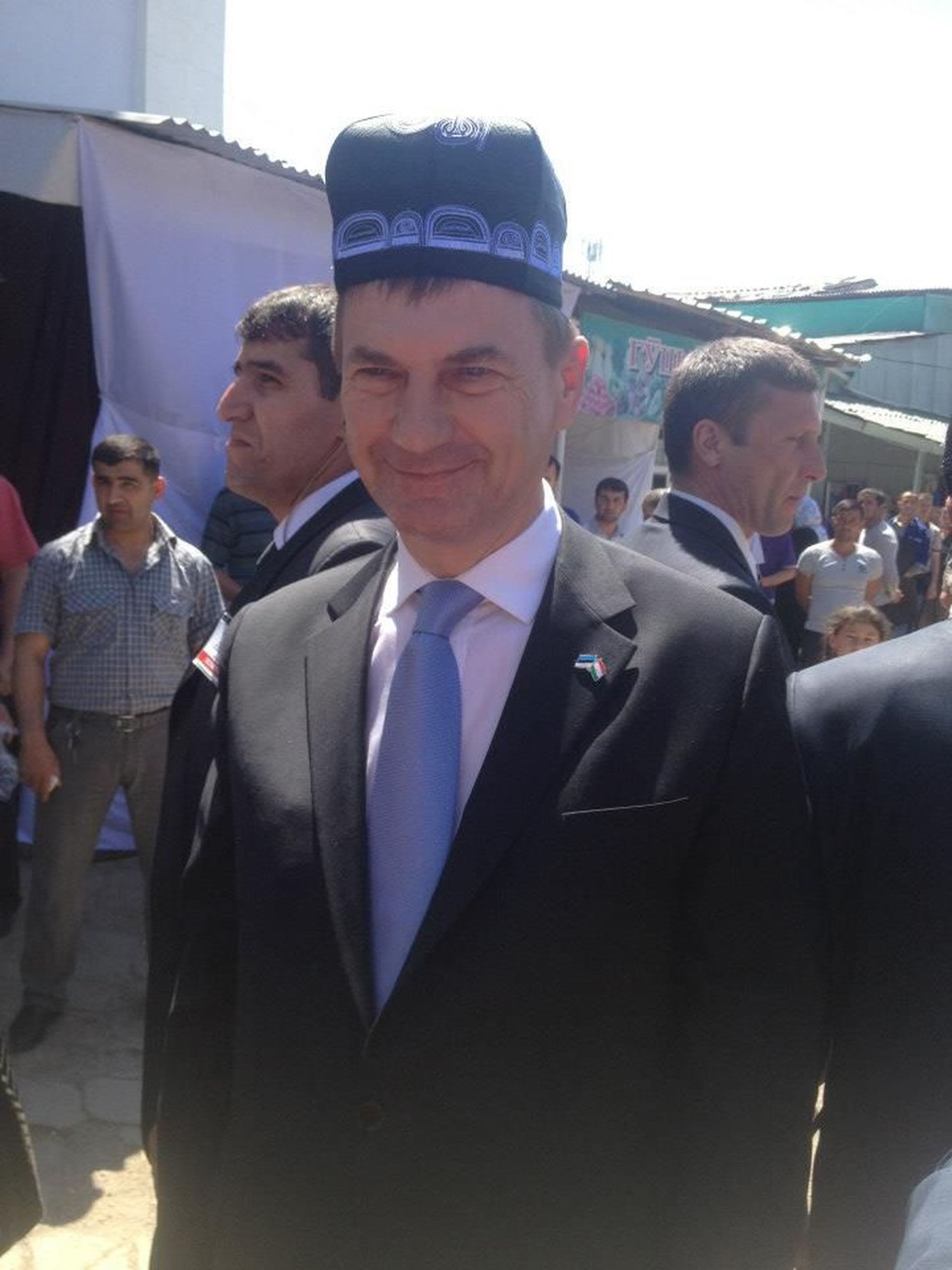 Peaminister Andrus Ansip sai Tadžikistanis kingiks kohaliku peakatte.