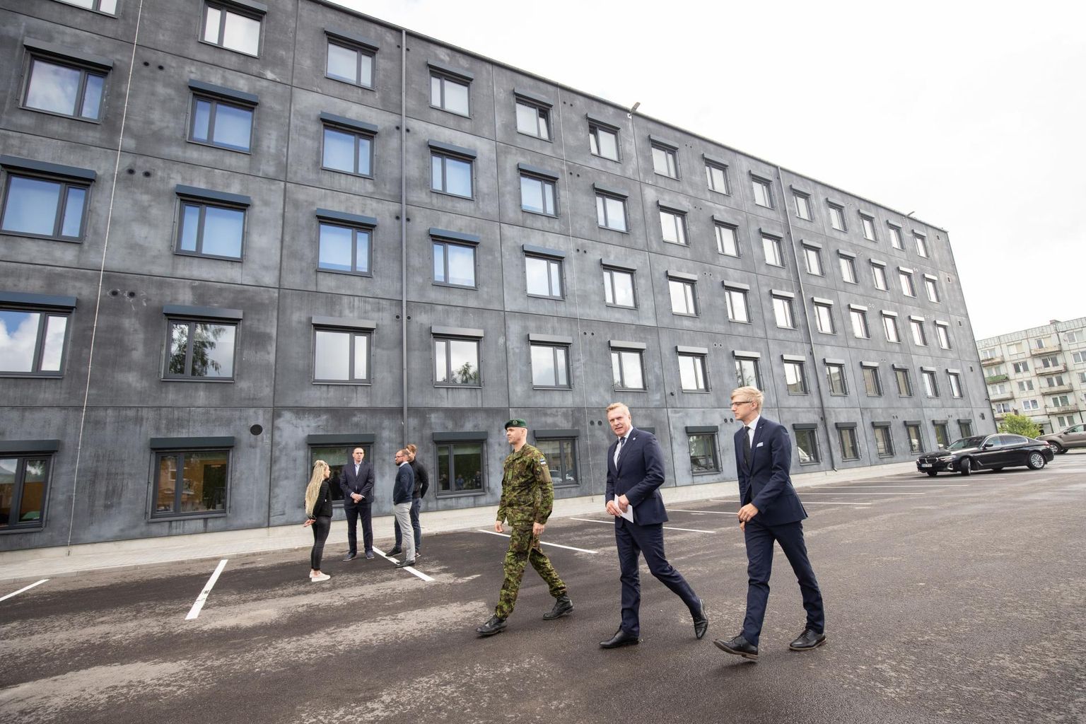 Hoone avamisel käisid kolonel Vahur Karus (vasakult), minister Kalle Laanet ja nõunik Kristo Enn Vaga