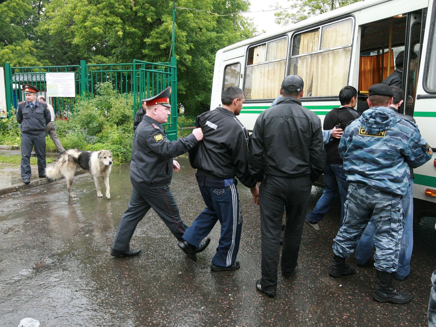 Miilitsatöötajad ja OMONi võitlejad pidasid Moskvas kinni grupi migranttöölisi.