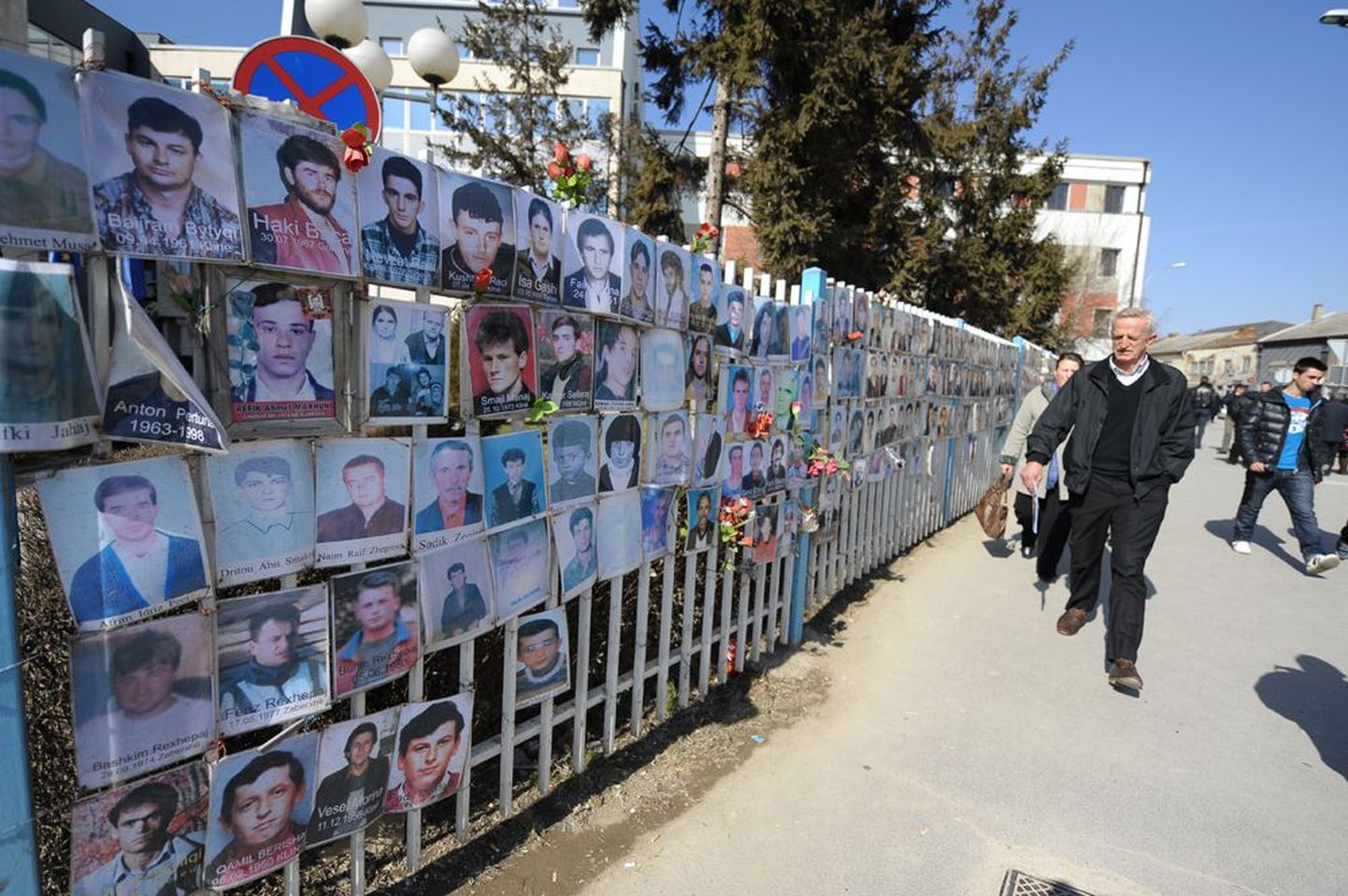 Rahvaalgatuslik «kadunute sein» Prištinas valitsushoone kõrval. Enamik neist inimestest on kadunuks jäänud Kosovo konflikti ajal 1998–1999.