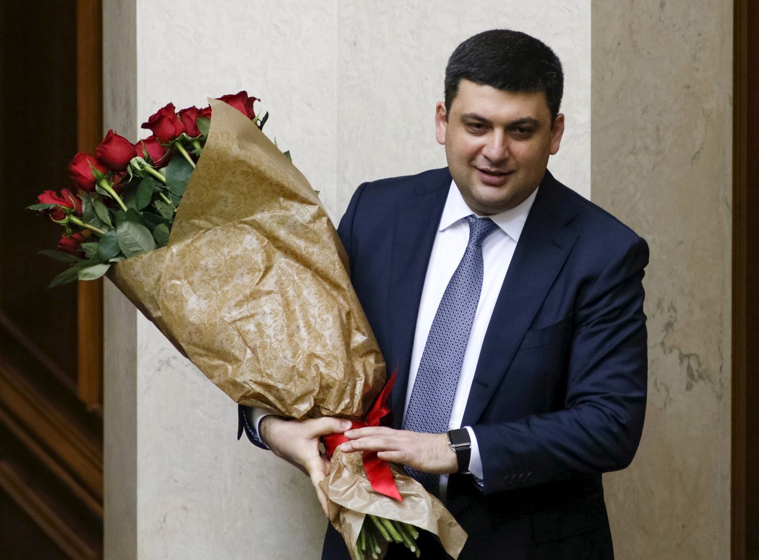 Ukraina uus valitsusjuht Volodõmõr Groisman ametisse astumise tõttu saadud buketiga.