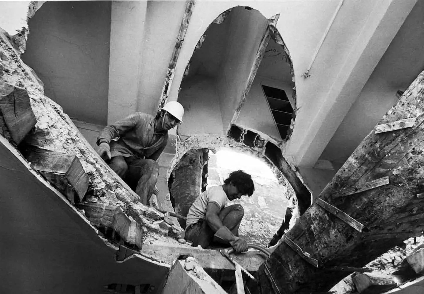 USA kontseptualistliku kunsti suurkuju Gordon Matta-Clark (1943–1978) muutis arusaama arhitektuuri rollist tänapäeva inimese elus.