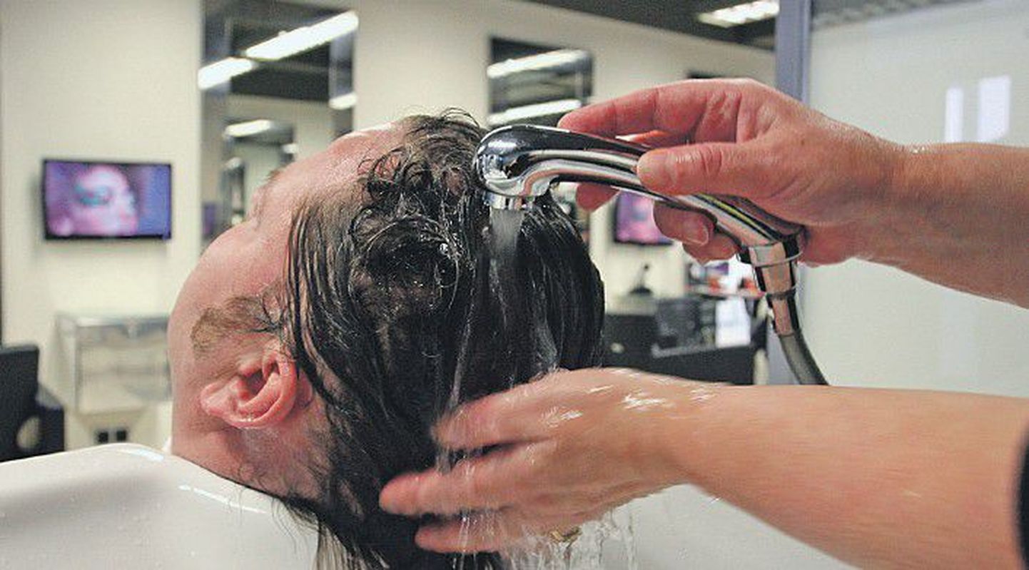 Если после расчесывания или мытья головы на руках остается много волос, значит, в организме что-то не в порядке. Причины сбоя могут быть самыми разными — от простого авитаминоза до хронического заболевания.