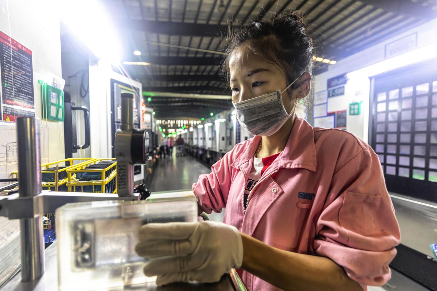 Naine töötamas Huawei keskuses, kus töötajatel just kõige paremad tingimused pole