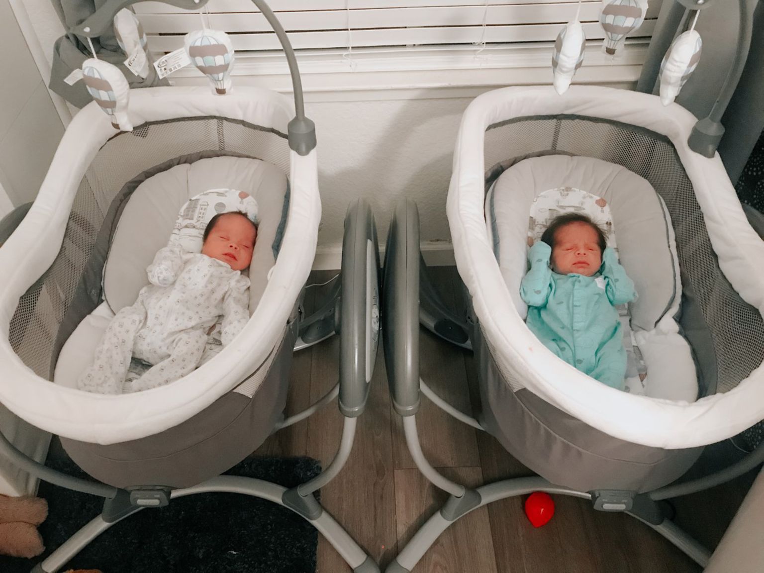 Новорожденные близнецы. Иллюстративное фото.