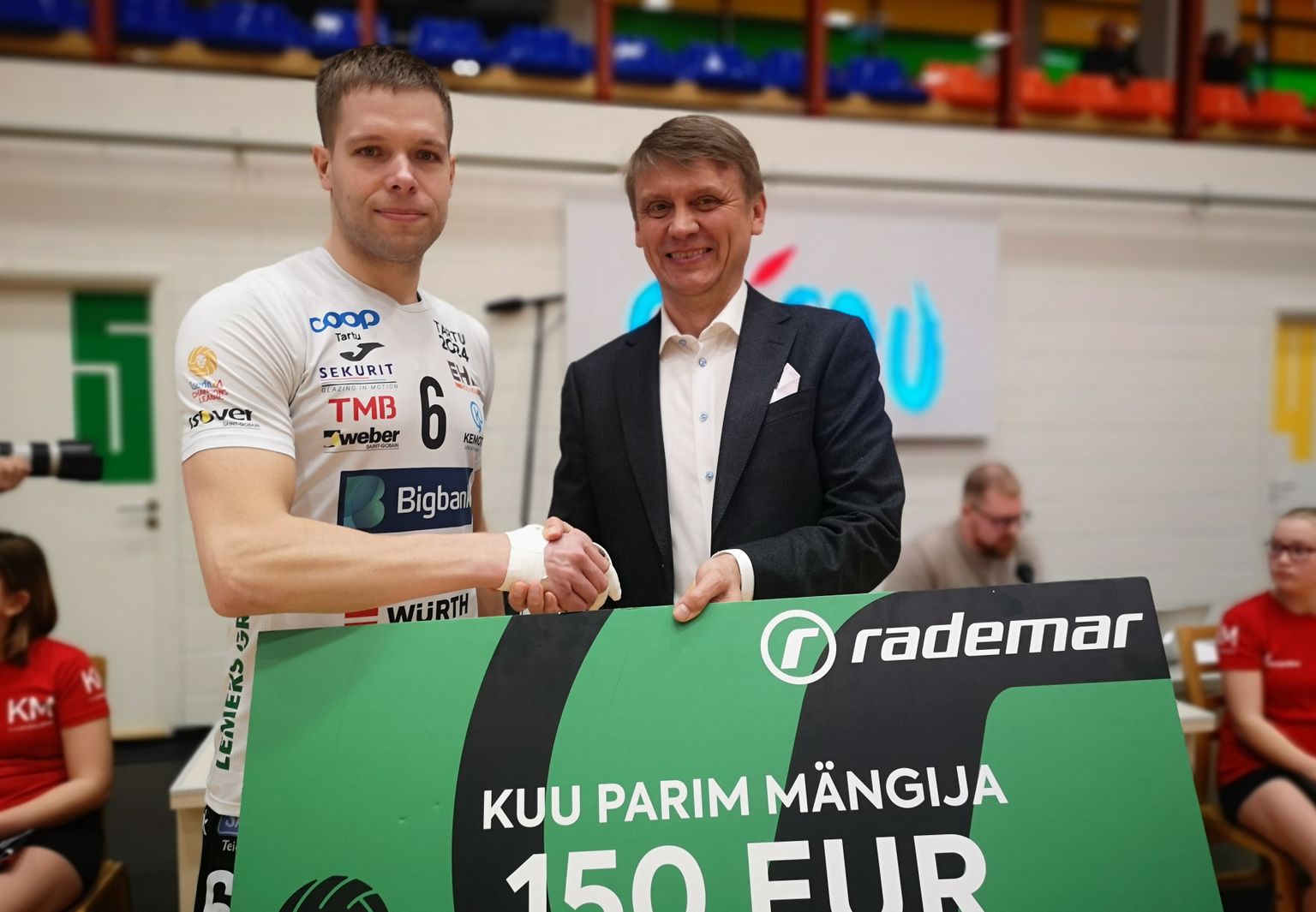 Eesti võrkpalli meistrivõistluste kuu parim mängija Martti Juhkami (vasakul).