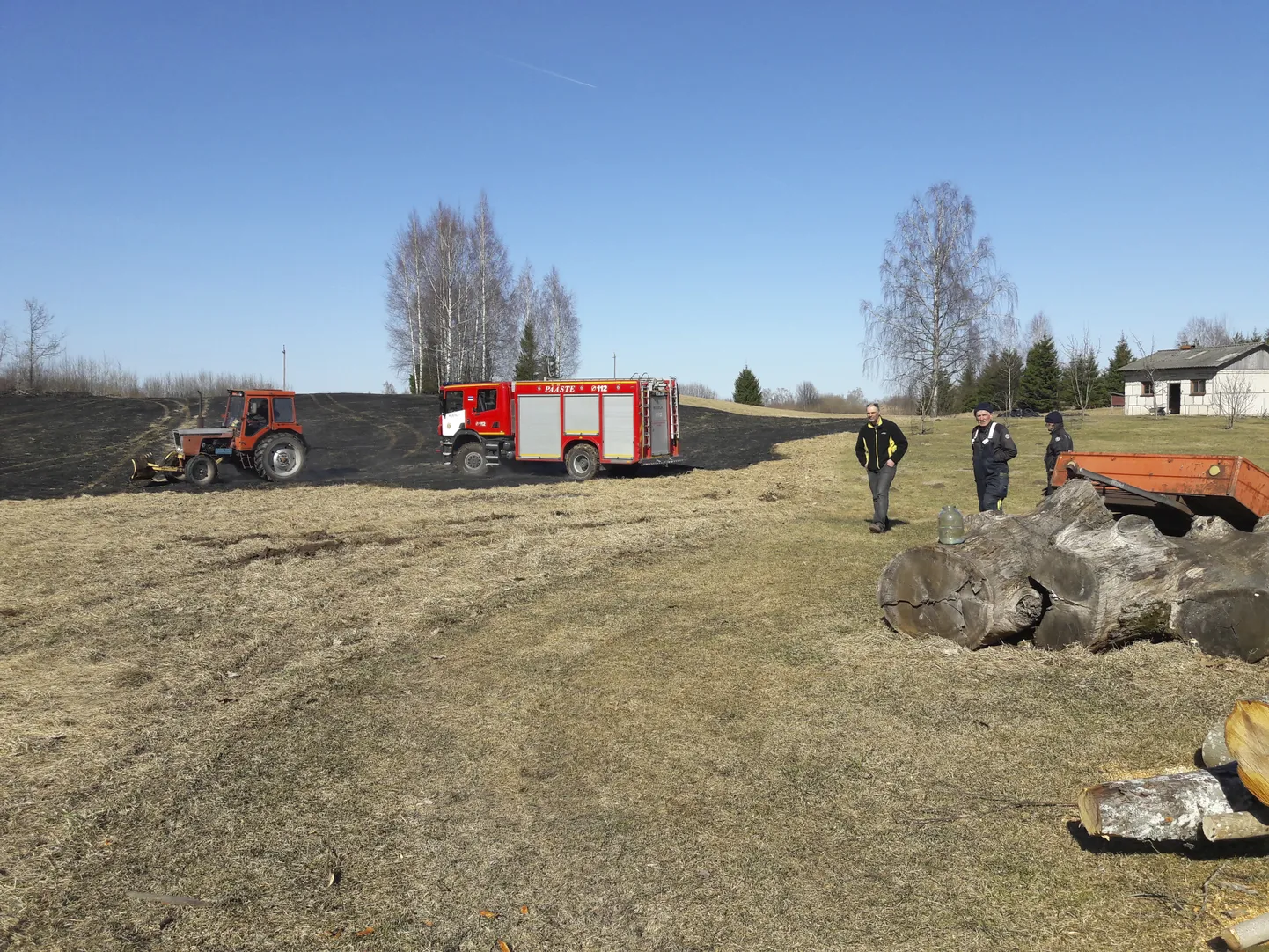 Kulupõleng saadi kenasti kontrolli alla. Veidi muret tegi asjaolu, et kustutamise käigus jäi päästemasin pehmesse pinnasesse kinni. See saadi välja kohaliku talumehe abiga.