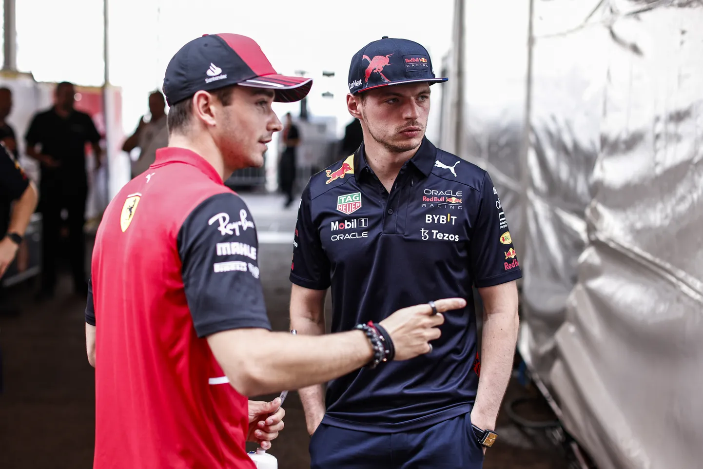 Charles Leclerc (vasakul) ja Max Verstappen.