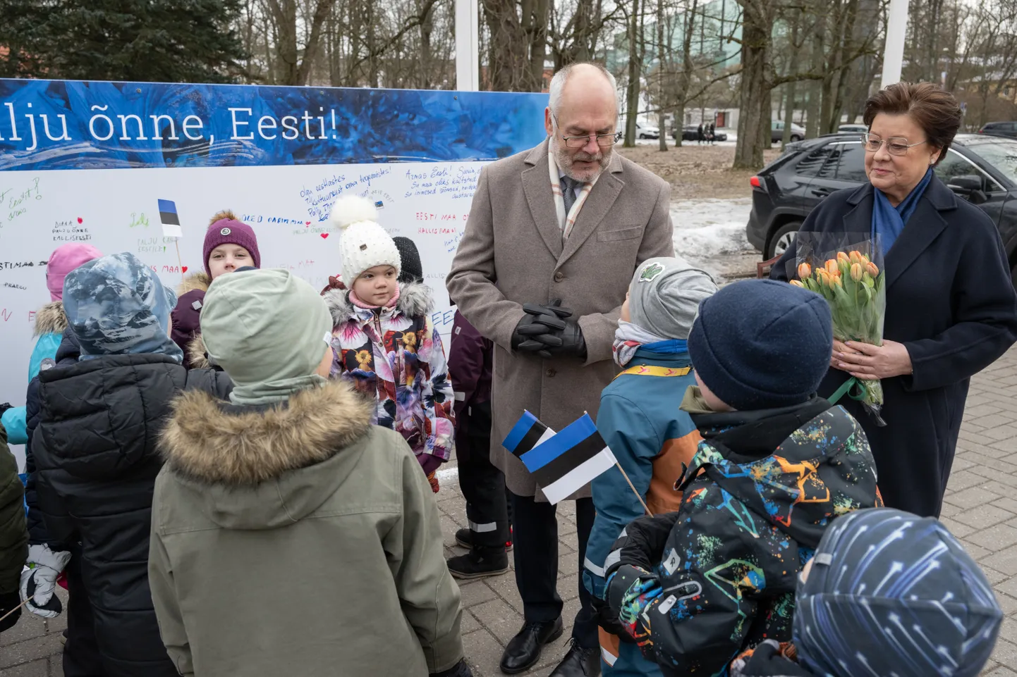 President Alar Karis ja Sirje Karis avasid sünnipäevasoovide kaardi Eestile