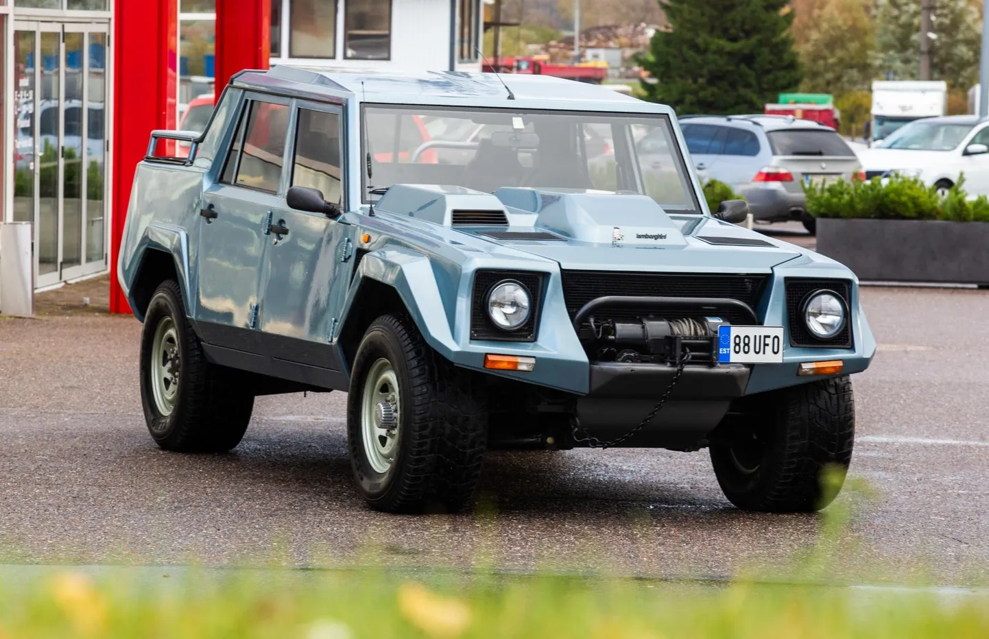Lamborghini LM002 toodeti aastatel 1986-1992 täpselt 328 tükki.