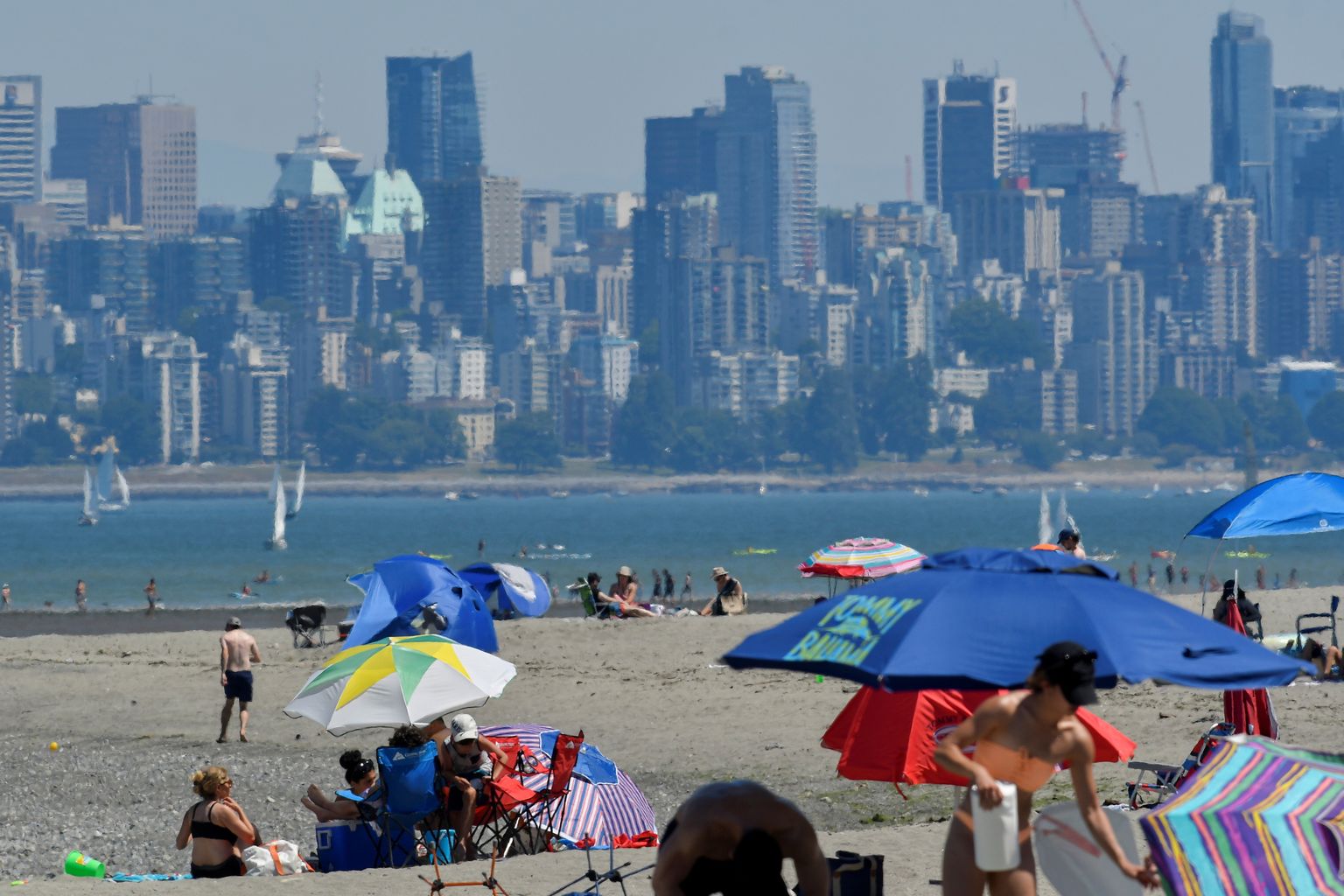 Inimesed Vancouveris rannas jahutust otsimas.