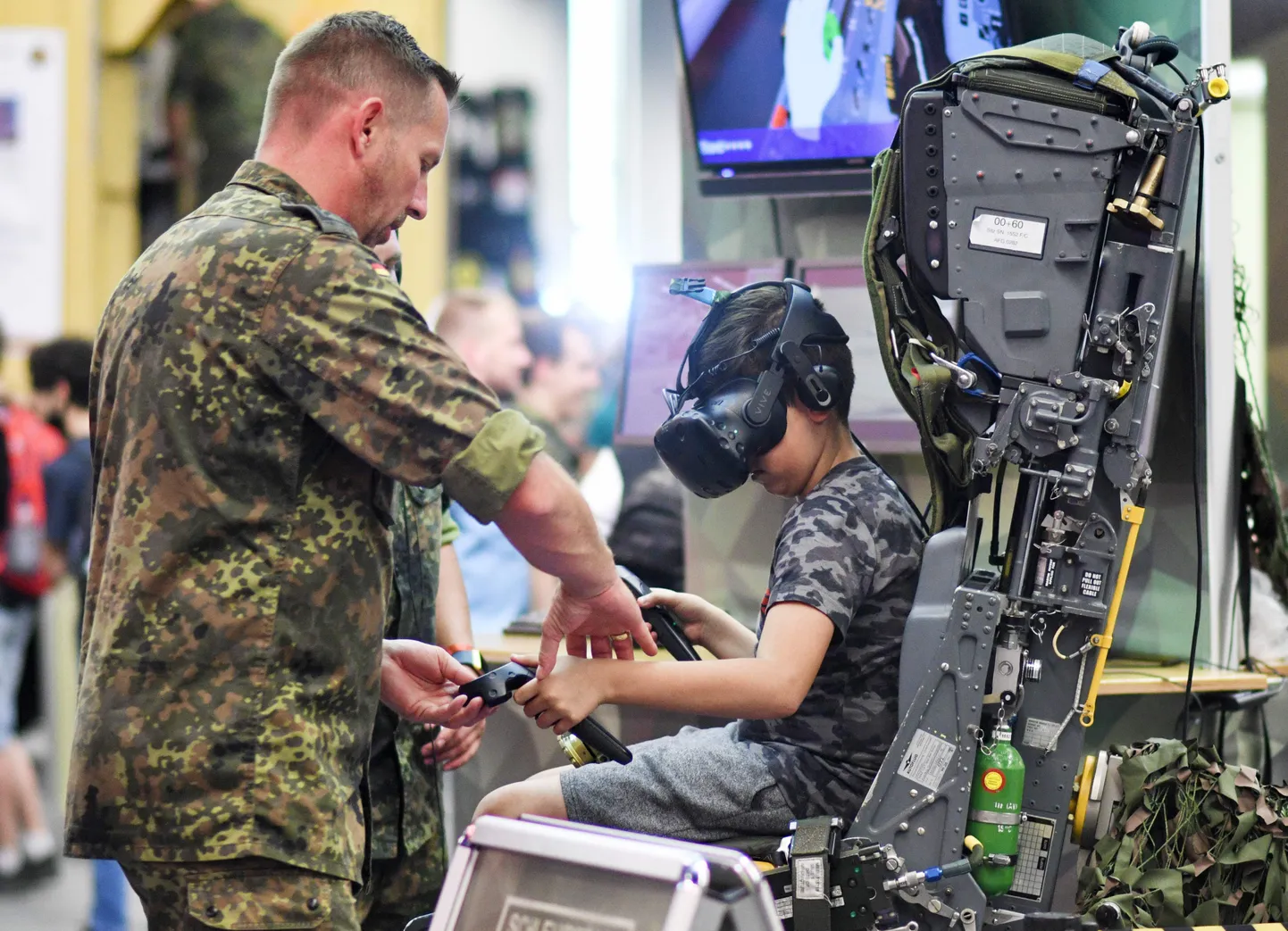 Bundeswehri liige tegelemas noore tehnikahuvilisega Kölnis toimunud Gamescomi messil.