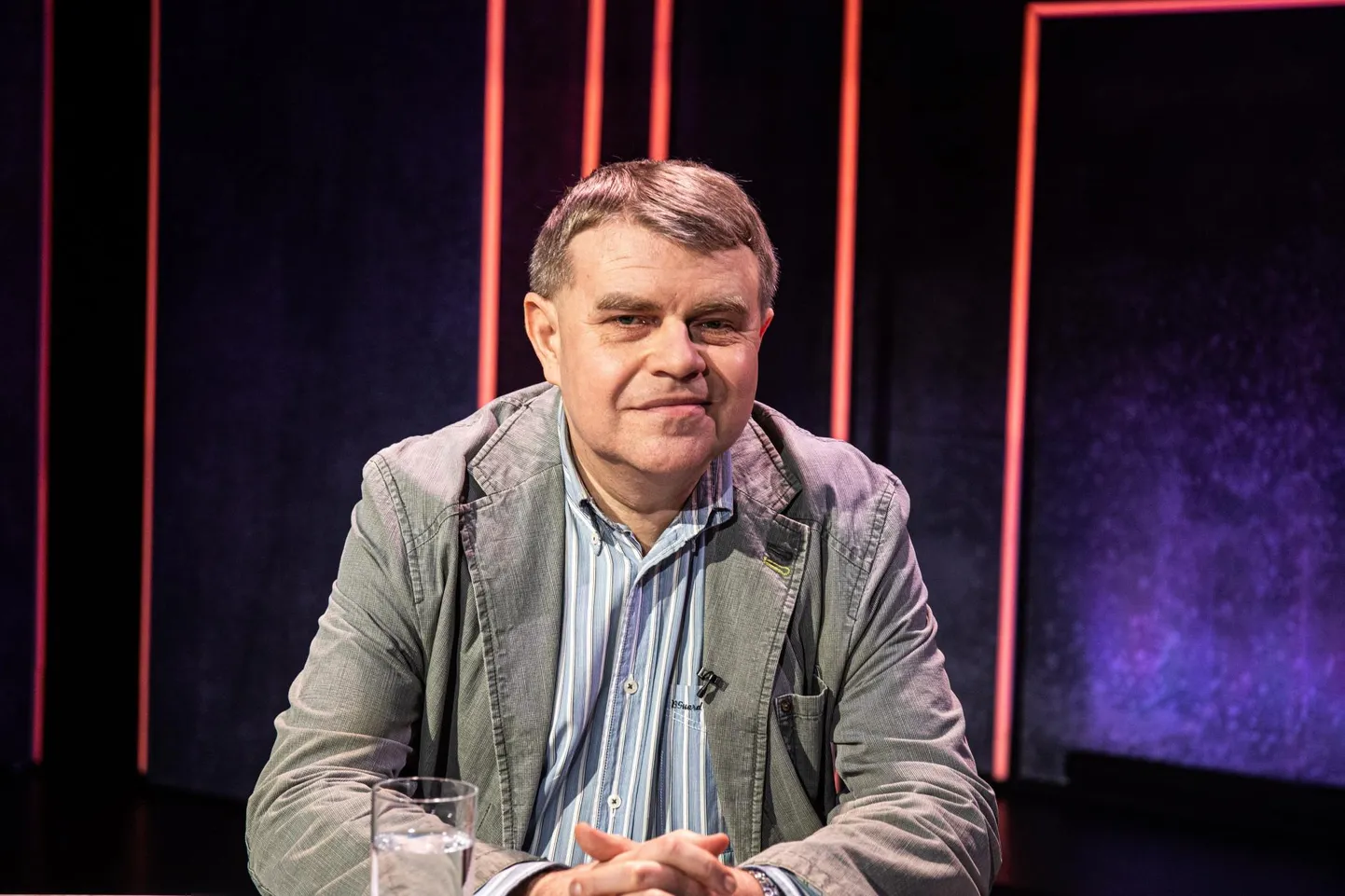 Andrus Kivirähk on raamatusse «Mälestused» kogunud 100 lühilugu, milles tegutsevad orav, hüppenöör, kõrvarõngas ning paljud vanad tuttavad muud loomad ja esemed.