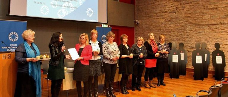 Auhinna andis üle (vasakult) ENÜ eesistuja Harda Roosna, võtsid vastu Eesti Naiste Varjupaikade liidu esinaine Eha Reitelmann ja maakondade naiste tugikeskuste esindajad. Vaikivate tunnistajate siluettidel on kirjas hääbumismisohus tugikeskuste nimed ja nende poolt aastate jooksul abistatud vägivalda kogenud naiste arv.