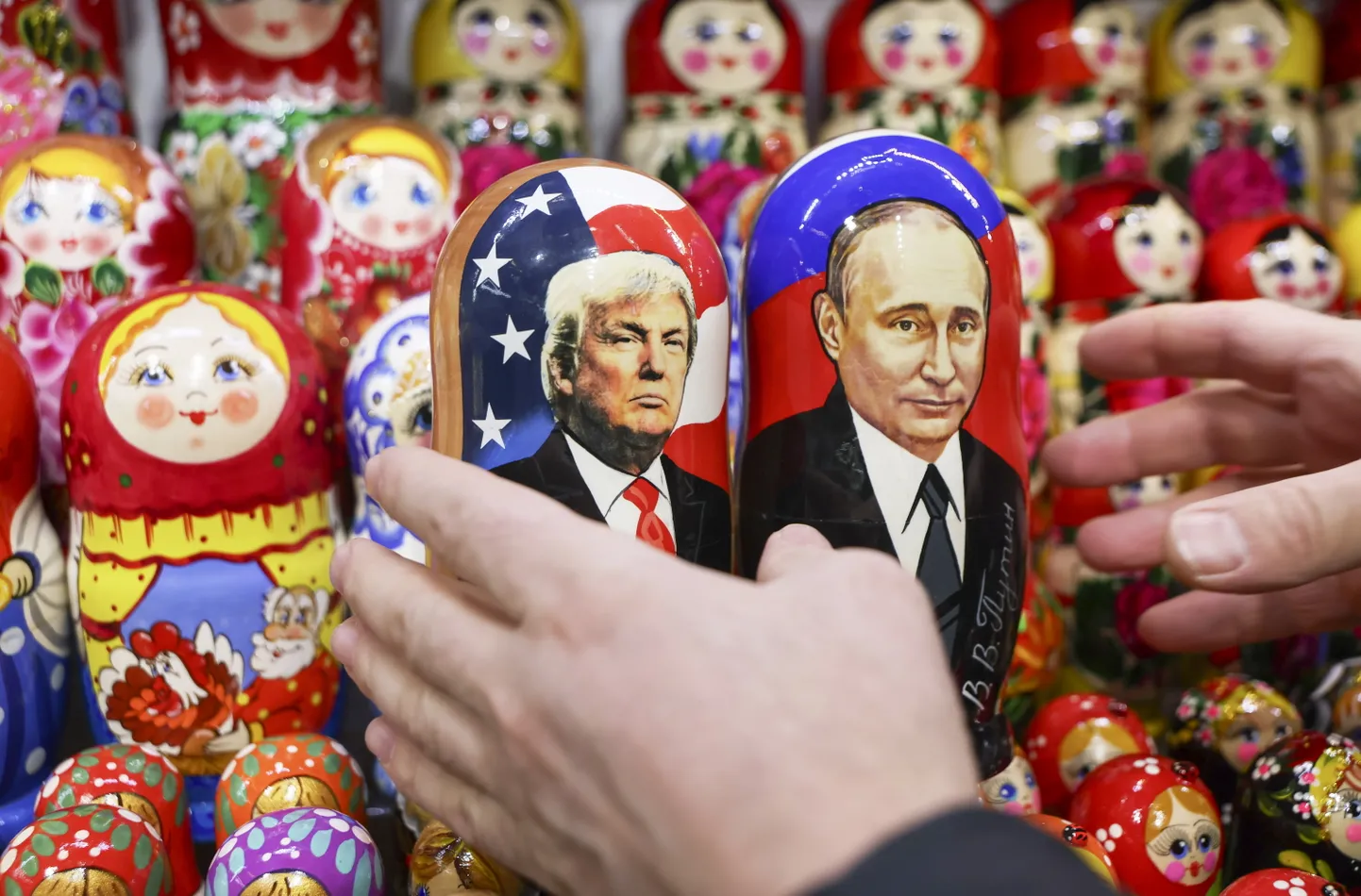 Матрешки с изображением Дональда Трампа и Владимира Путина в сувенирном магазине Москвы.