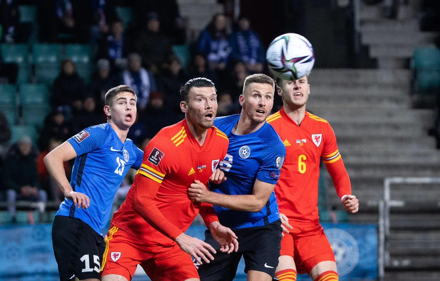 Karol Mets (paremal) võitluses.